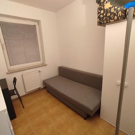 Nice Room With 2 Shared Bathrooms ,Wc , 2Km To Old Town -100M From Metro Szwedzka Varşova Dış mekan fotoğraf