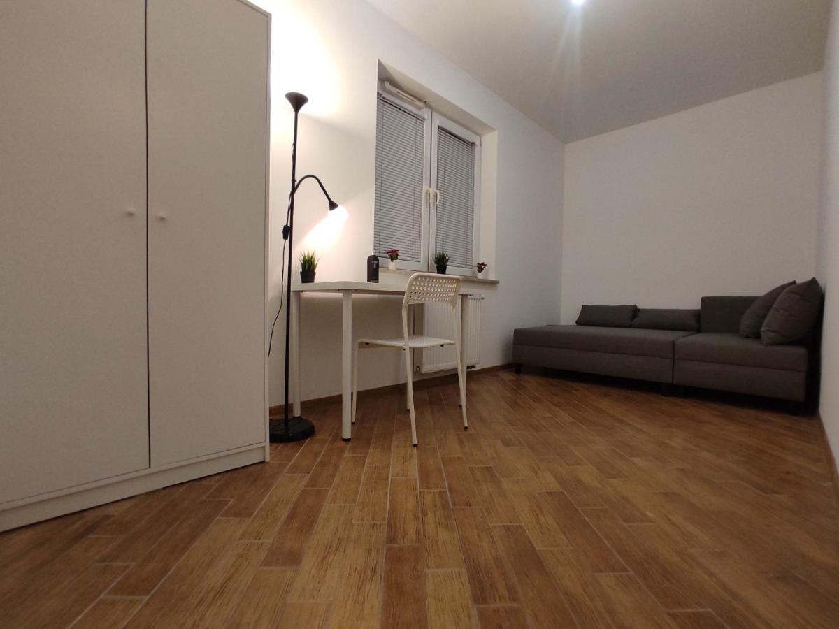 Nice Room With 2 Shared Bathrooms ,Wc , 2Km To Old Town -100M From Metro Szwedzka Varşova Dış mekan fotoğraf