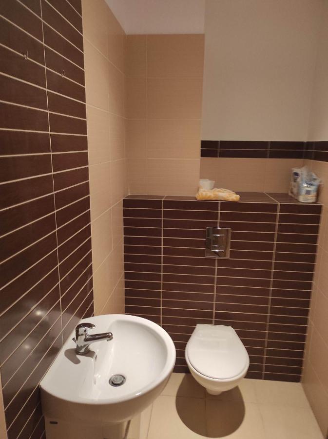 Nice Room With 2 Shared Bathrooms ,Wc , 2Km To Old Town -100M From Metro Szwedzka Varşova Dış mekan fotoğraf