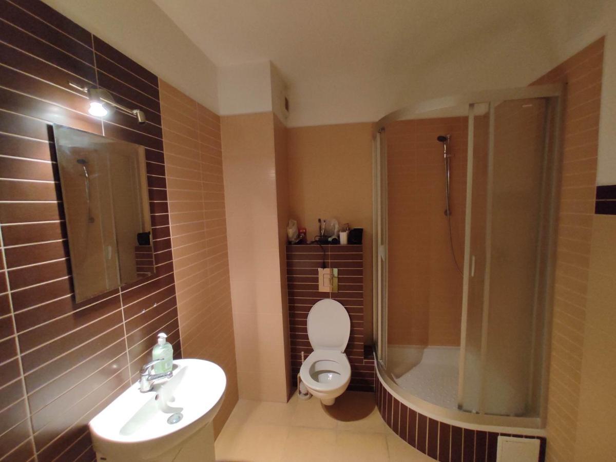 Nice Room With 2 Shared Bathrooms ,Wc , 2Km To Old Town -100M From Metro Szwedzka Varşova Dış mekan fotoğraf